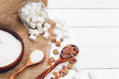 Kaşık içinde çeşitli şeker çeşitleri