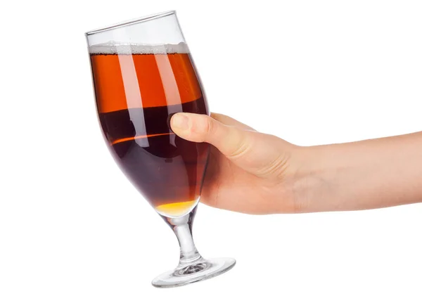 Hand mit vollem Bierglas isoliert auf weißem Hintergrund — Stockfoto