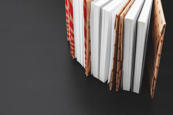 Książki z miękkimi okładkami na stole — Zdjęcie stockowe