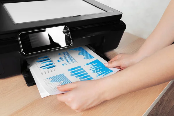 Неузнаваемая молодая деловая женщина делает копии на ксерокопировальной машине в офисе — стоковое фото