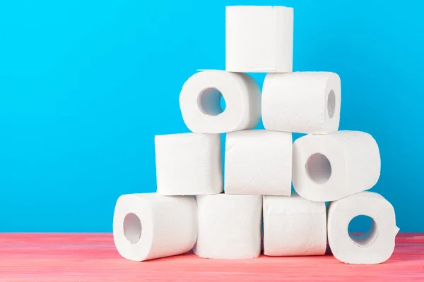 Pila de papel higiénico sobre fondo azul brillante — Foto de Stock