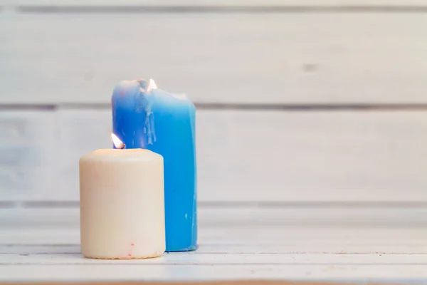 Hogar encendiendo velas en mesa de madera — Foto de Stock