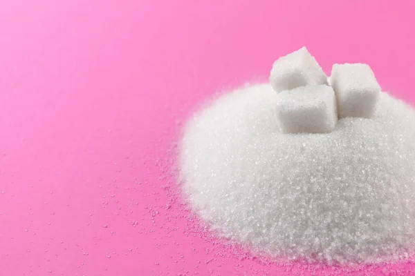 Белый сахар на розовом фоне вид сверху — стоковое фото