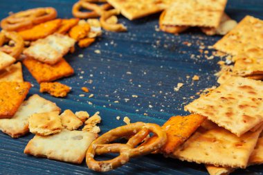 Mavi ahşap arka planda çeşitli bira aperatifleri