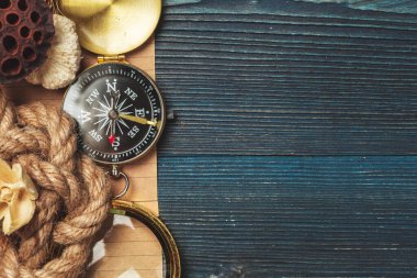 Deniz kabukları ve pusula. Deniz kabukları ve eski pusula ile güzel bir deniz kompozisyonu