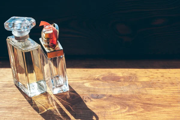 Rozpylacz do butelek perfum na drewnianym tle — Zdjęcie stockowe