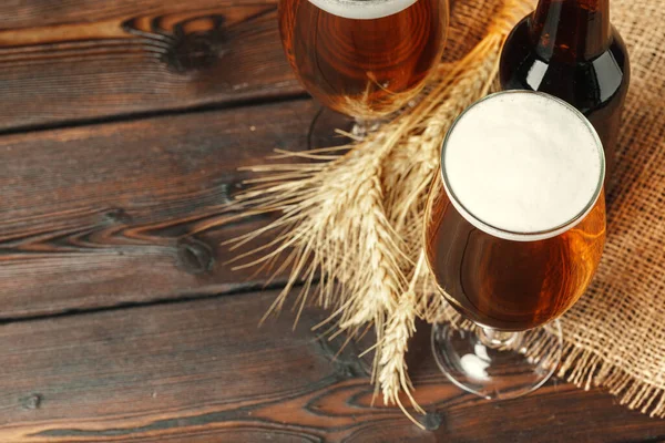 Glas Bier auf Holz Hintergrund — Stockfoto