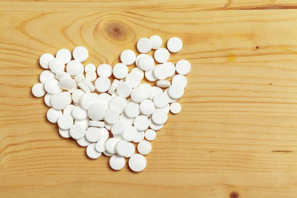 Ассорти лекарственные таблетки, таблетки на деревянном фоне — стоковое фото