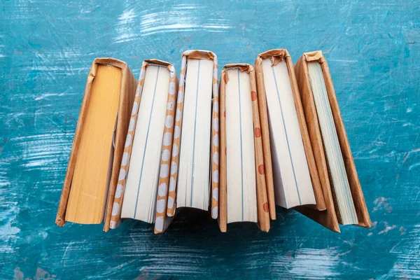 Libros de bolsillo sobre una mesa —  Fotos de Stock