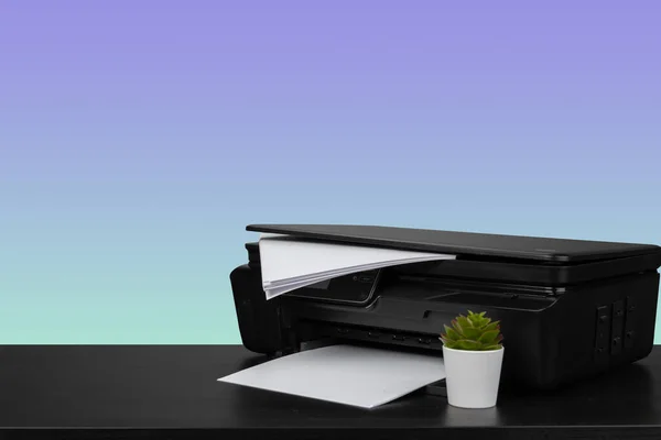 Home laser skrivare på skrivbordet mot lila bakgrund — Stockfoto
