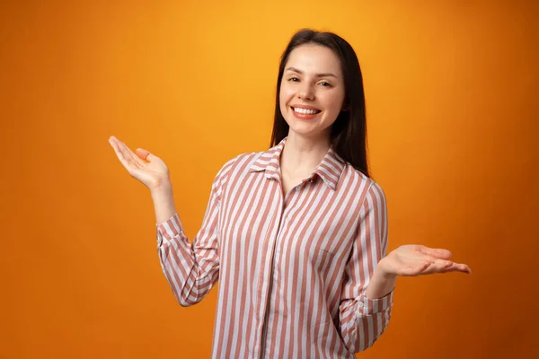 Giovane donna positiva punta il dito contro lo spazio copia — Foto Stock