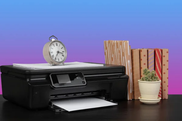 Compact εκτυπωτής λέιζερ σε μαύρο γραφείο με φόντο το μπλε — Φωτογραφία Αρχείου