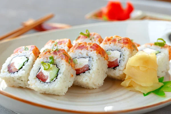 Rollo de sushi japonés con salmón en plato — Foto de Stock