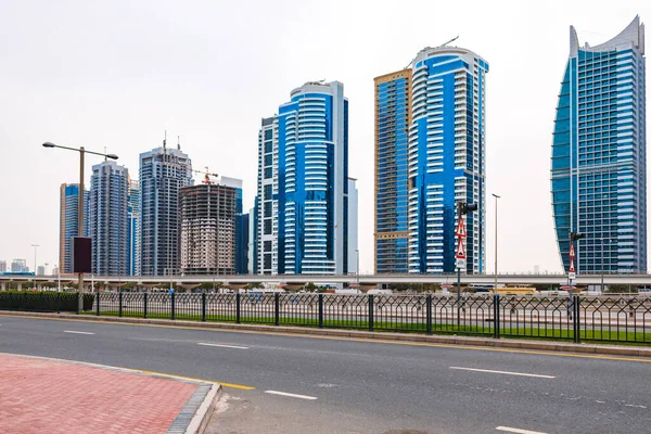 Небоскрёбы и порт Dubai Marina в Дубае, ОАЭ — стоковое фото