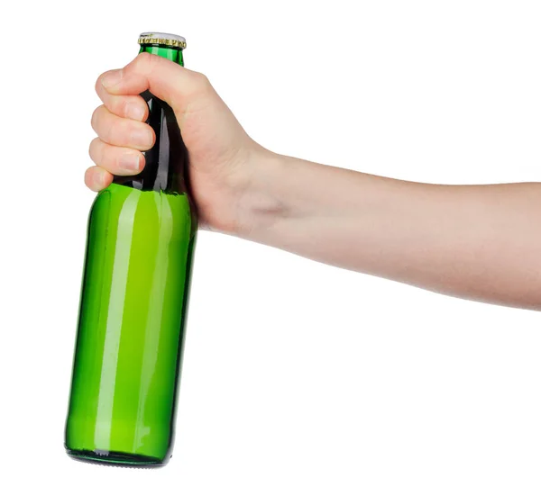 Mano sosteniendo una botella de cerveza sin etiqueta aislada sobre fondo blanco — Foto de Stock