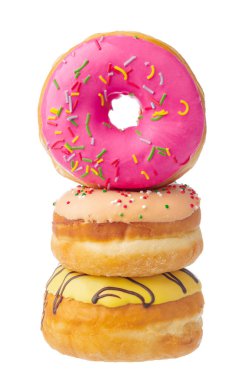 Beyaz arka planda izole edilmiş lezzetli renkli çörekler.