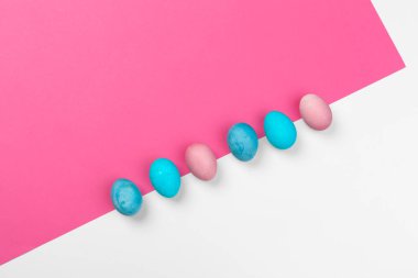 Parlak kağıttan arkaplanda çikolata rengi paskalya yumurtaları