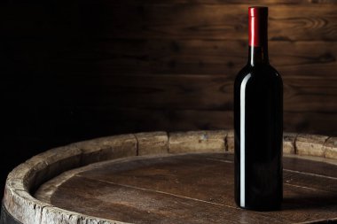 Ahşap arka planda bir şişe şarap.