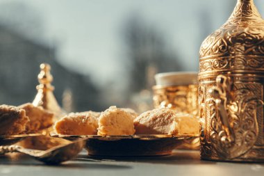 Tahta masada kahve ile Türk tatlıları