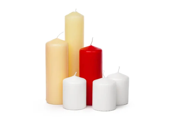 Velas coloridas de tamanho diferente no fundo branco — Fotografia de Stock