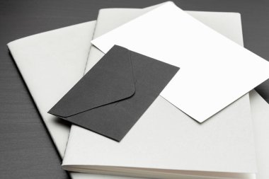 Koyu siyah arkaplanda markalaşma ögeleri kümesi