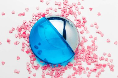 Kırmızı kalpli bir şişe parfüm.