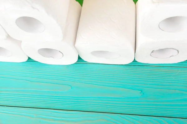 Rolos de papel higiênico em fundo turquesa brilhante — Fotografia de Stock
