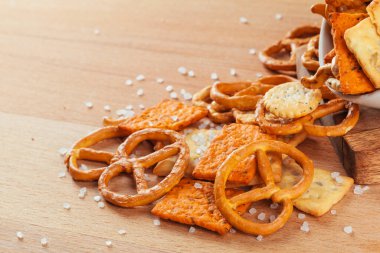 Taş ve ahşap zeminde bira atıştırmalıkları. Üst görünüm, alanı kopyala