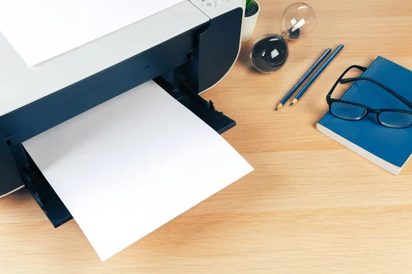 Nahaufnahme moderner Druckerbildschirme im Büro — Stockfoto