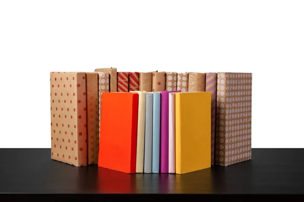 Montón de libros sobre mesa de madera sobre fondo blanco —  Fotos de Stock