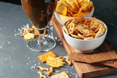 Bir bardak koyu bira ve bir kase de abur cubur.