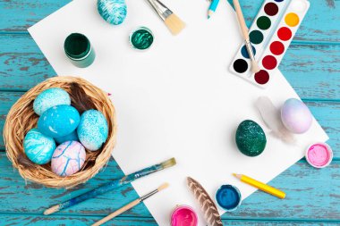 Paskalya yumurtası boyama işlemi. Paskalya için hazırlanılıyor.