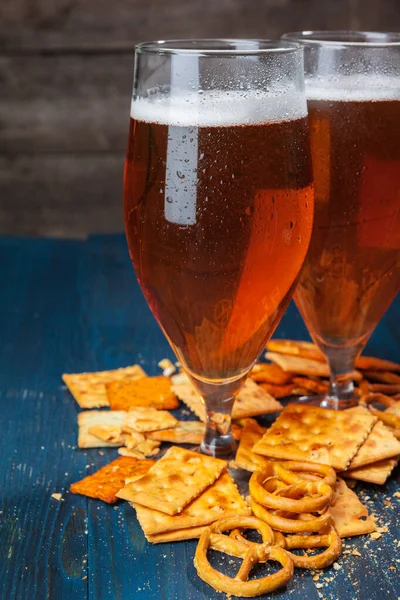 A választék a sör és snack fából készült háttér — Stock Fotó