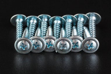 Siyah arkaplanda vidalar