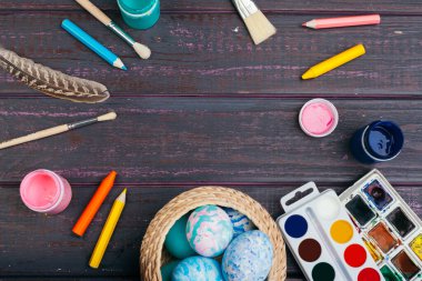 Paskalya yumurtası boyama işlemi. Paskalya için hazırlanılıyor.