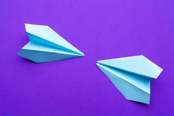 Fehér papír repülőgép lila háttér — Stock Fotó