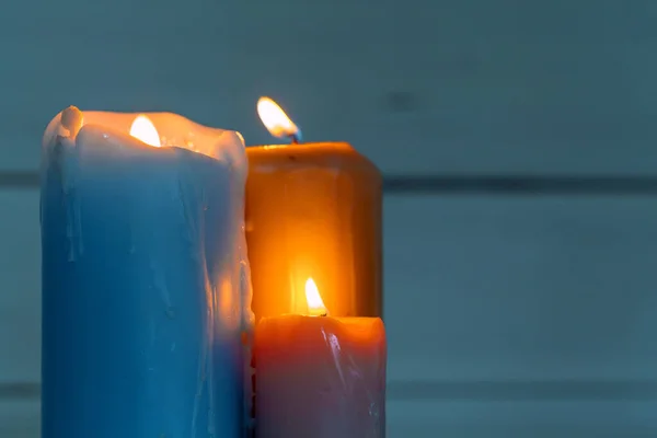 Домашнє освітлення свічки на дерев'яному столі — стокове фото