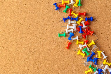 Mantar ilan panosunda renkli raptiye grubu