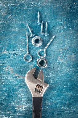 çeşitli çelik somunlar ve cıvatalar