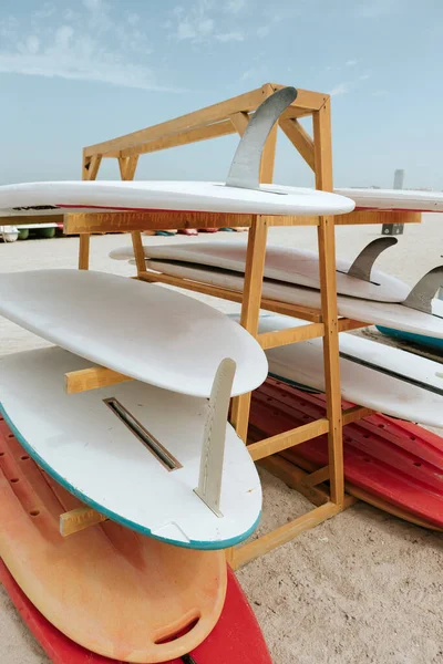 Доски для серфинга сложены на стойке на пляже — стоковое фото