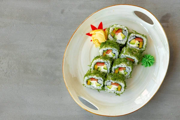 Rolo de sushi vegetariano com endro e legumes em fundo de madeira — Fotografia de Stock