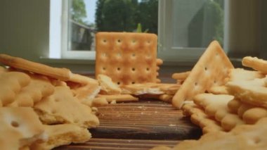 Tahtadaki tuzlu kraker kurabiyelerinin videosunu yakınlaştır