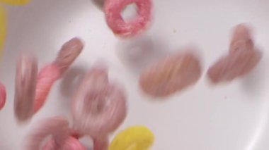 Mısır gevreği çemberlerinin kapağı bir kaseye düşüyor.