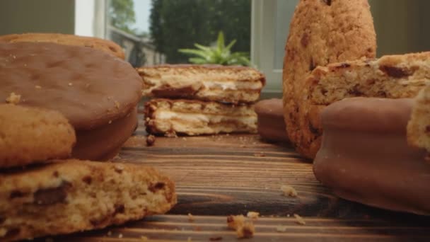 Macro zoom em vídeo de biscoitos crocantes de aveia na placa de madeira na cozinha — Vídeo de Stock