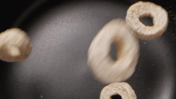 Närbild av spannmål cirklar faller i en skål — Stockvideo
