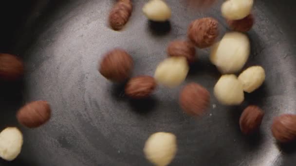 Boules de céréales chocolat brun tombant dans un bol, gros plan — Video