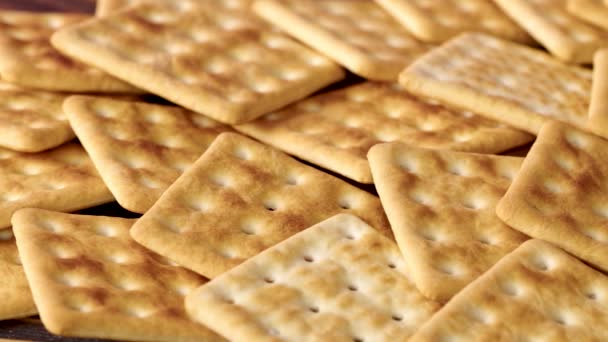 Sfondo di biscotti cracker salati impilati, primo piano — Video Stock