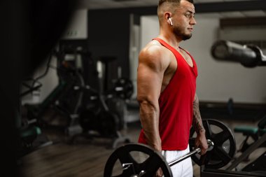 Spor salonundaki güçlü sporcu, portreyi kapat.