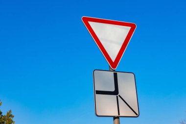 Trafik işaretini mavi gökyüzüne ver
