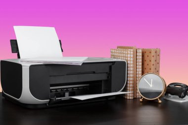 Pembe arkaplana karşı küçük ev lazer yazıcısı